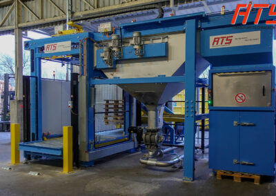 Bag-emptying machine with outfeed transport and pallet stacker